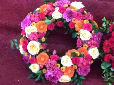 Brighten you up - Floral wreath in an assortment of seasonal bright colours