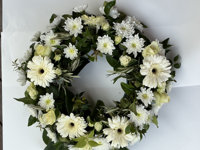 Sincerely yours - Floral wreath of seasonal flowers. Colour choice upon request.