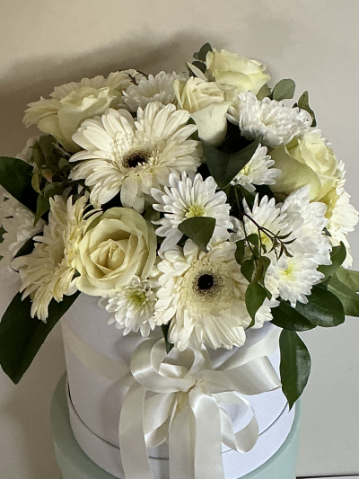 White Splendour - Hat Box arrangement consisting of seasonal white flowers (colour theme upon request)